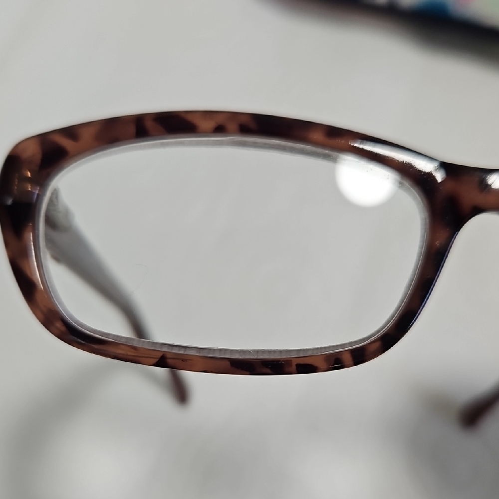 Vera Bradley Tortoise +2.0 Glasses with Floral Case - Picture 4 of 5